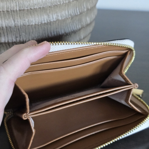 Michael Kors Satchel with wallet - Picture 9 of 9